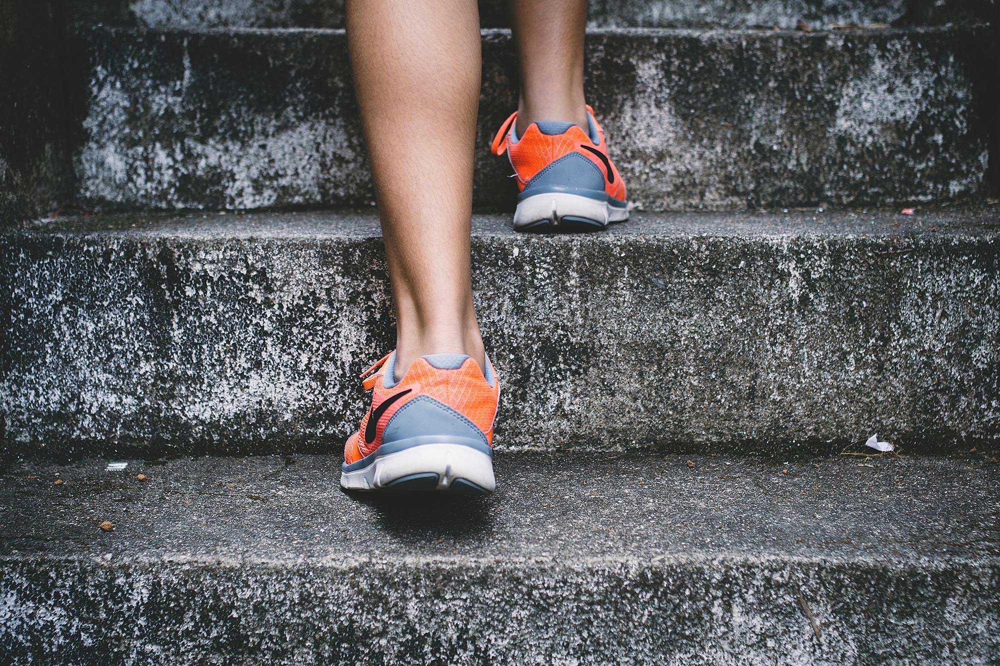 Person joggar upp en trappa
